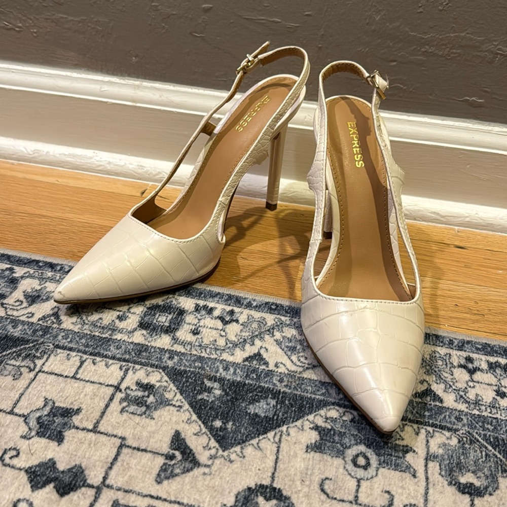 Women’s white snake skin pumps